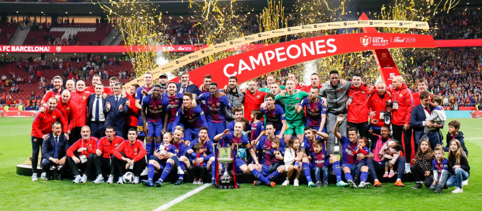 Players of FC Barcelona celebrates the victory with the winners trophy during the Spanish Cup, King's Cup, Final match played at Wanda Metropolitano Stadium, Madrid, Spain, between Sevilla CF and FC Barcelona, April 21, 2018.
pictured: valverde , umtiti , ter stegen , leo messi , rakitic , sergi roberto , iniesta , luis suarez , pique , cillesen , paulinho , coutinho , busquets