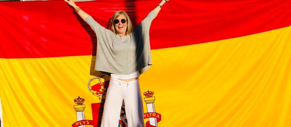 Inma Alcoloa, la mosso de Esquadra que denuncia acoso por defender el constitucionalismo, ante una bandera de España