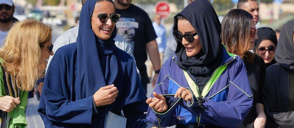 La exjequesa de Qatar con su moderna abaya