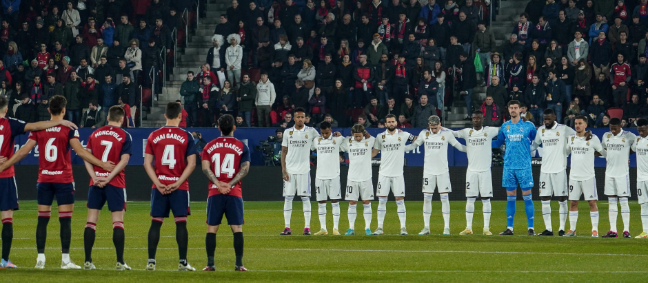 El momento del minuto de silencio en el partido Osasuna-Real Madrid