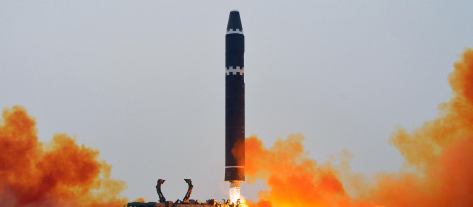 Lanzamiento de prueba del misil balístico intercontinental (ICBM) 'Hwasong-15', en el Aeropuerto Internacional de Pyongyang