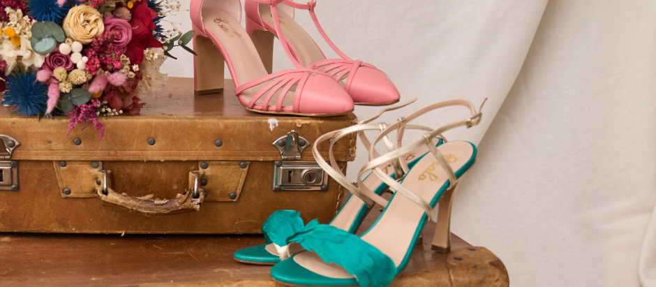 Bodegón de zapatos de Salo Madrid modelos “Sofía”, “Paloma”, ramo de Dilo con una flor modelo “Hopper”. Hecha por Azul Niagara