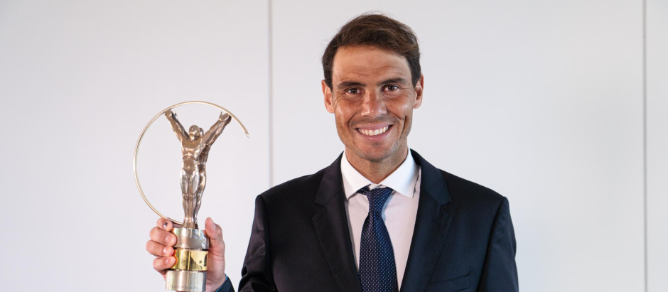 Rafa Nadal, con uno de los tres premios Laureus que ya tiene en su palmarés: en 2023 aspira al cuarto