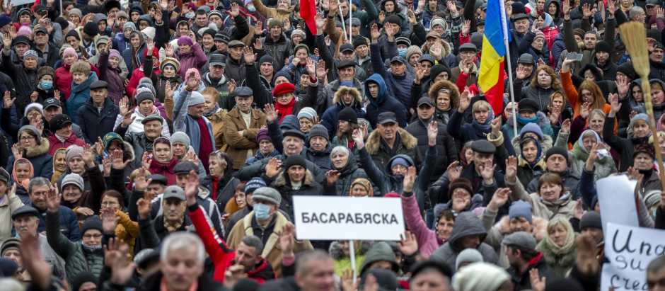 Partidarios del Movimiento Nacional por el Pueblo participan en una protesta antigubernamental frente al edificio de la Ópera Nacional en Chisinau, Moldavia