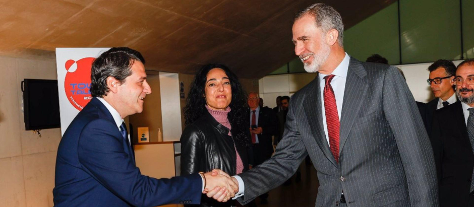 El alcalde de Córdoba, José María Bellido, saluda a Su Majestad el Rey, Felipe VI, en la recepción a los ediles de las cinco ciudades que han sido seleccionadas para el Tour del Talento de la Fundación Princesa de Girona