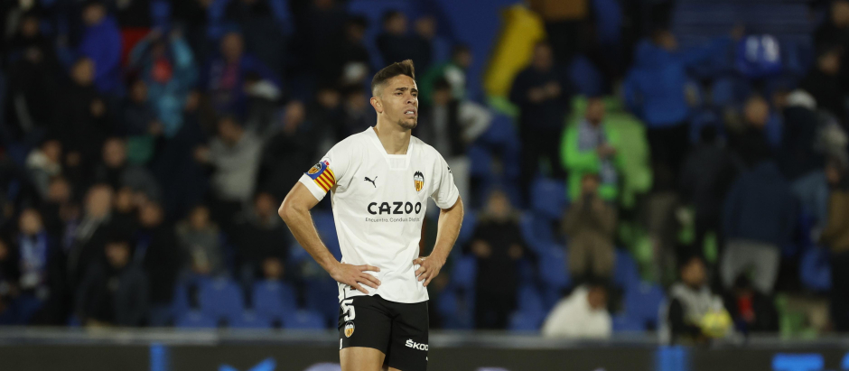 El defensa del Valencia Gabriel Paulista, al término del partido de Liga en Primera División ante el Getafe disputado hoy lunes en el Coliseum Alfonso Pérez