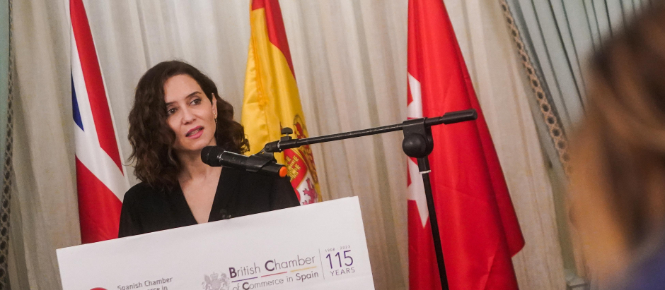 La presidenta de la Comunidad de Madrid, Isabel Díaz Ayuso, en la reunión con con la Chamber of Commerce en Londres