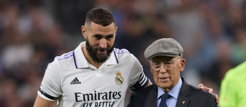 Amancio Amaro, junto a Benzema (capitán actual del Real Madrid), en una imagen reciente
