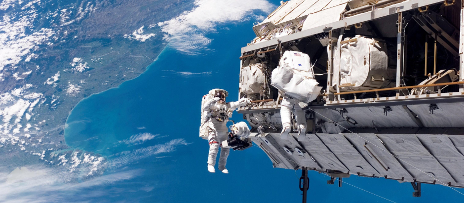 Varios astronautas operan en la Estación Espacial Internacional en una imagen de archivo