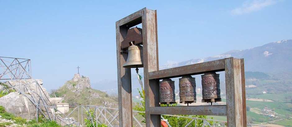 Una campana europea y tres campanas budistas en la colina de Penablili