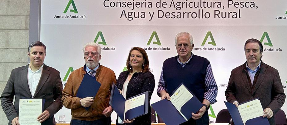 La consejera de Agricultura, Carmen Crespo, junto a miembros de las organizaciones agrarias, posa con el acuerdo