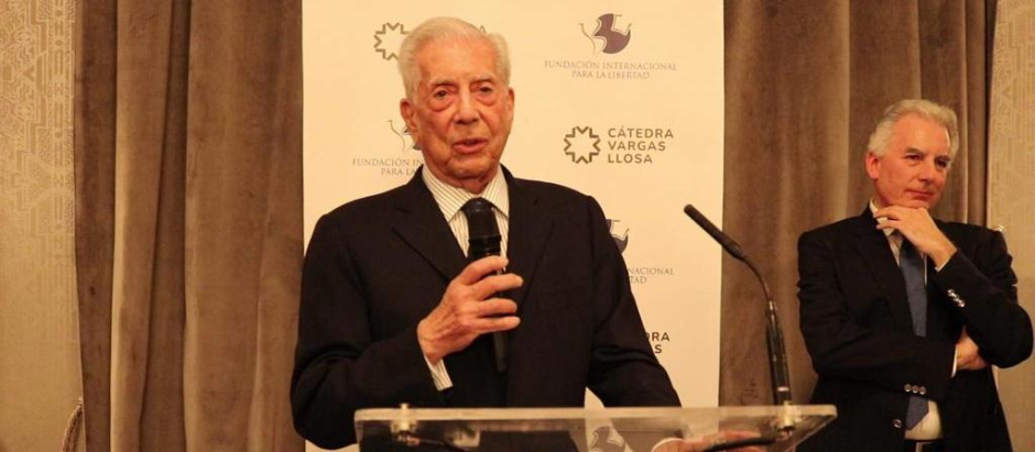 Mario Vargas Llosa y su hijo Álvaro en el homenaje dela Fundación Libertad en Madrid