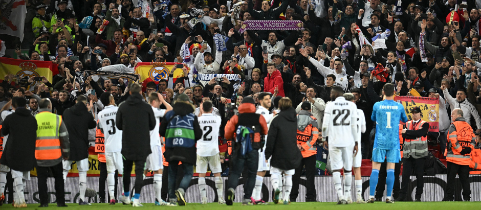 Los jugadores del Real Madrid celebran con la afición desplazada el histórico triunfo por 2-5 en Anfield