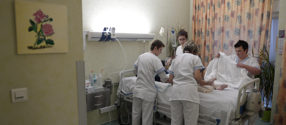 Enfermeras francesas con un paciente