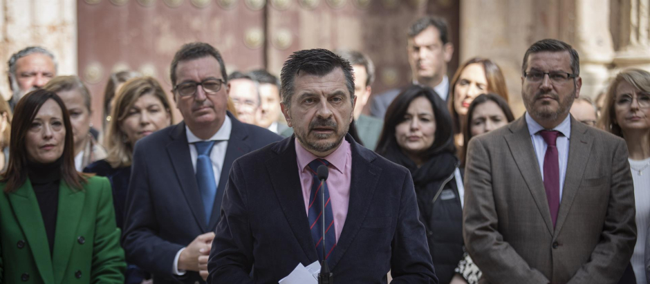 El portavoz del PP en el Parlamento andaluz, Toni Martín, acompañado por el resto del Grupo Popular