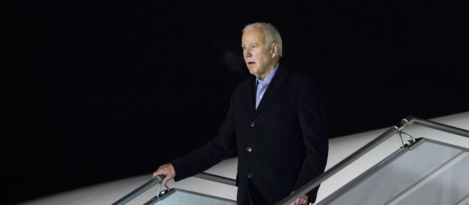 El presidente de Estados Unidos, Joe Biden, baja del Airforce One