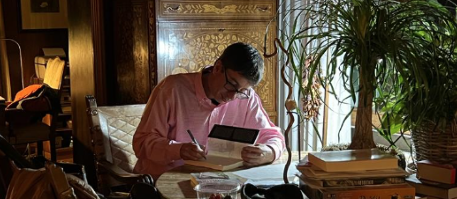 El escritor Daniel Martín Ferrand firma un ejemplar de su libro