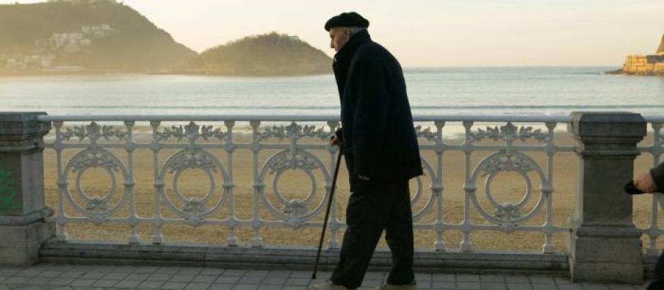 Un hombre pasea por el paseo marítimo de San Sebastián