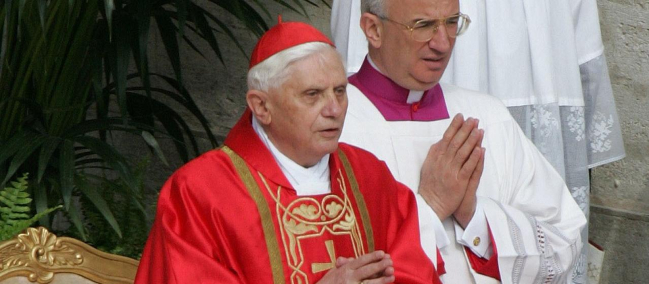 Benedicto XVI y Alfred Xuereb durante el funeral de san Juan Pablo II