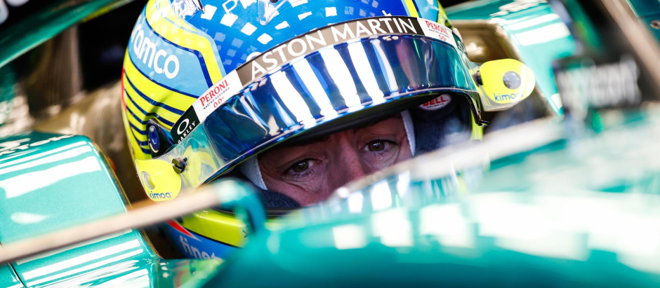 Fernando Alonso subido al monoplaza AMR23
