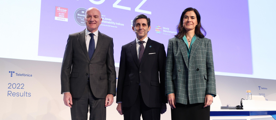 El consejero delegado, Ángel Vilá; el CEO, José María Álvarez-Pallete; y la directora general de Finanzas, Laura Abasolo
