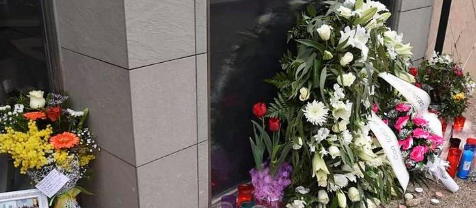 Flores en recuerdo a la joven fallecida en Manresa. Su hermana sigue en estado grave