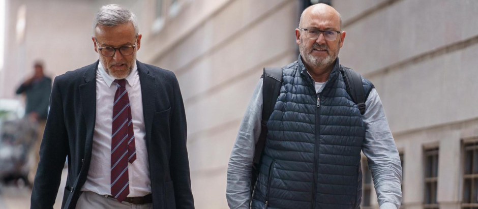 El exdiputado del PSOE Juan Bernardo Fuentes, junto a su abogado, tras declarar por el caso Mediador
