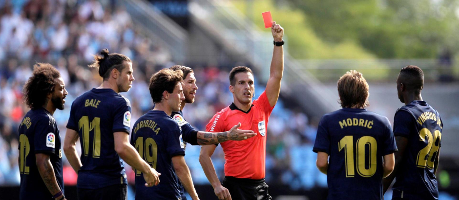 Estrada Fernández mostrando una tarjeta roja a Modric en un partido frente al Celta en 2019
