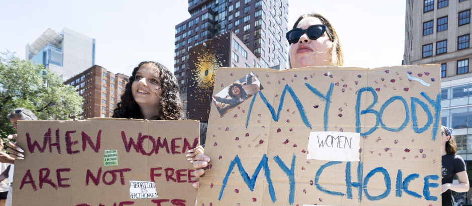 Mujeres sujetan pancartas a favor del aborto en una manifestación en Estados Unidos
