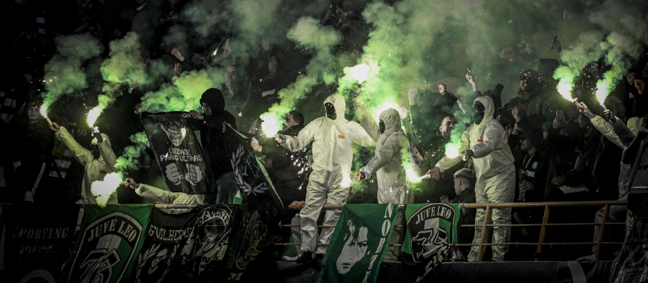 Sporting's supporters light flares during the Portuguese League Cup final football match between Sporting CP and FC Porto at the Dr. Magalhaes Pessoa stadium in Leiria on January 28, 2023. (Photo by PATRICIA DE MELO MOREIRA / AFP)
