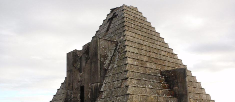 Mausoleo conocido popularmente como "Pirámide de los italianos", en la provincia de Burgos