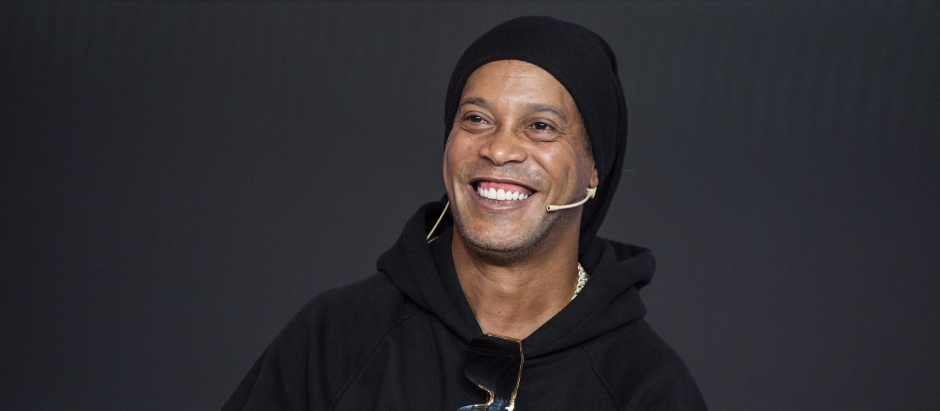 Ronaldinho sonriente en un evento publicitario