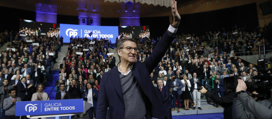 El líder nacional del PP, Alberto Núñez Feijóo, saluda a su llegada al acto 'Galicia entre todos' para presentar a los 313 candidatos populares