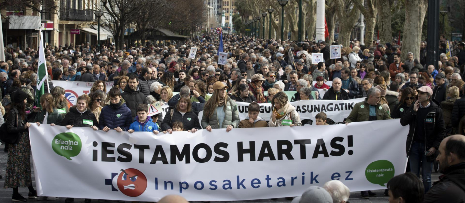 Miles de personas se han manifestado este sábado en San Sebastián, convocados por diversas plataformas ciudadanas, en contra del "desmantelamiento" de la sanidad pública. EFE/ Javier Etxezarreta