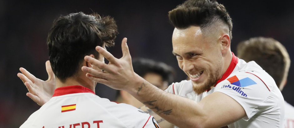 Ocampos y Oliver Torres en la celebración de un gol del Sevilla