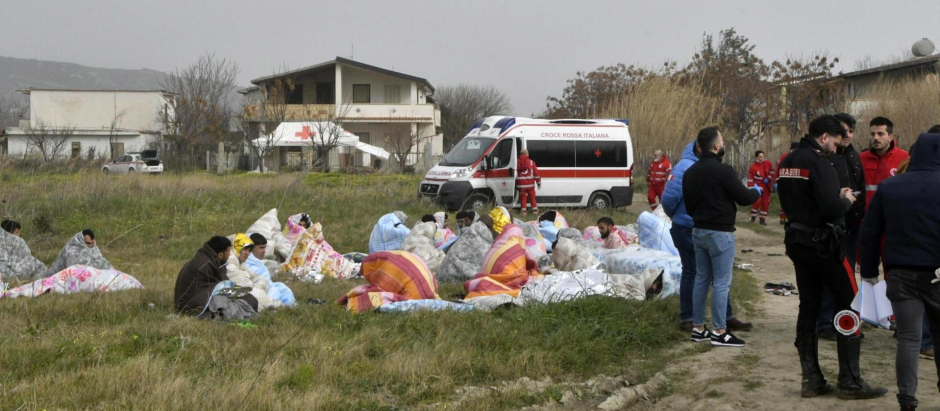 Supervivientes del naufragio cerca de Cutro, provincia de Crotone, al sur de Italia