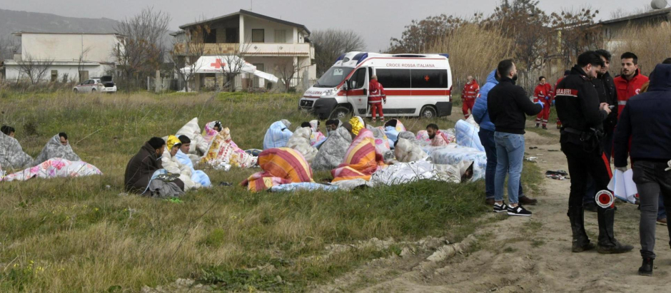 Supervivientes del naufragio cerca de Cutro, provincia de Crotone, al sur de Italia