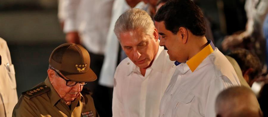Raúl Castro saluda a Nicolás Maduro en presencia del presidente de Cuba, Miguel Díaz-Canel