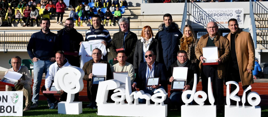 Palma del Río estrena su nuevo estadio de fútbol
de césped artificial