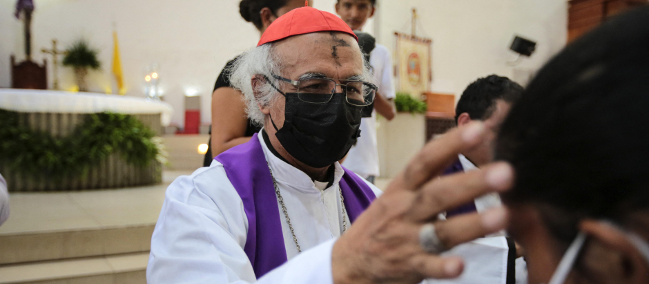 El cardenal Leopoldo Brenes imponiendo la ceniza el pasado miércoles