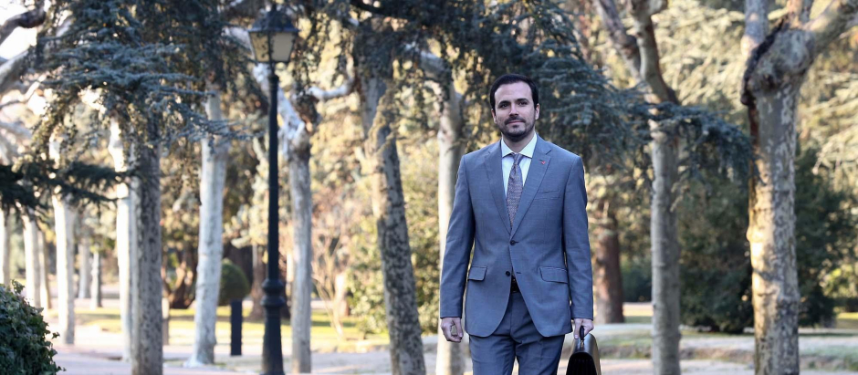 El ministro de Consumo, Alberto Garzón, pasea por los jardines de la Moncloa