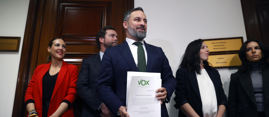 Santiago Abascal y otros diputados de Vox registrando la moción de censura