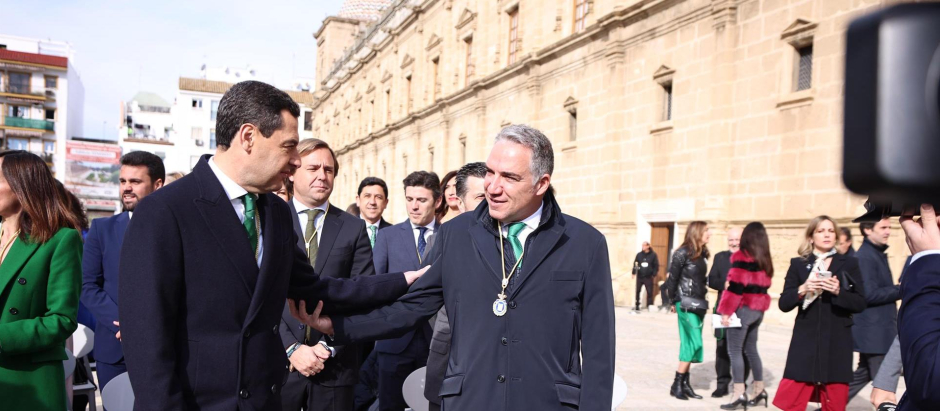 Juanma Moreno saluda a Elías Bendodo antes del acto por el 28-F en el Parlamento de Andalucía