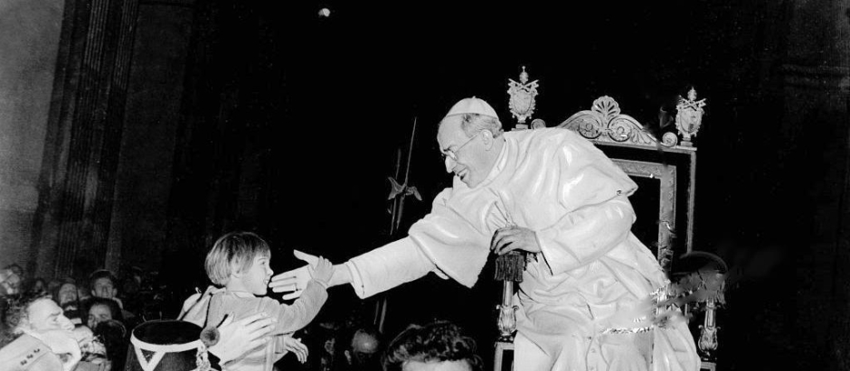 Pío XII durante una audiencia en el Vaticano
