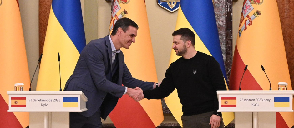 Pedro Sánchez y Volodímir Zelenski estrechándose la mano, durante el último viaje del primero a Ucrania
