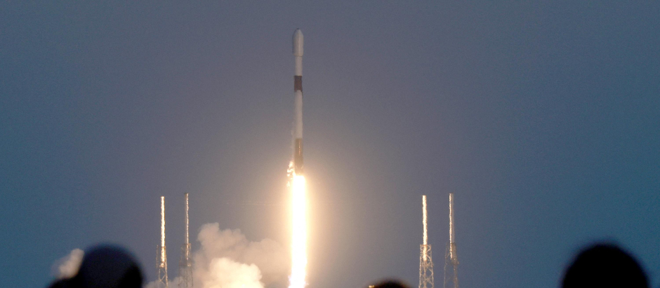 Un grupo de personas observa el lanzamiento del cohete Falcon 9 que transporta los satélites Starlink, este martes en Florida