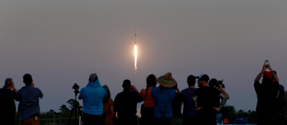 Un grupo de personas observa el lanzamiento del cohete que transporta los satélites Starlink, este martes en Florida