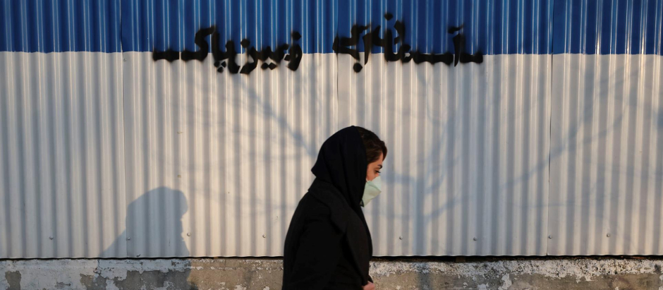 Una mujer cubierta con un velo camina por una calle de Teherán (Irán)