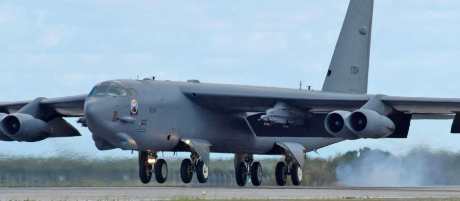 Un poderoso B-52 aterriza en la base aérea de Morón