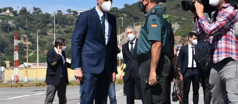 Pedro Sánchez saluda a un agente de Guardia Civil en Ceuta, en una imagen de archivo